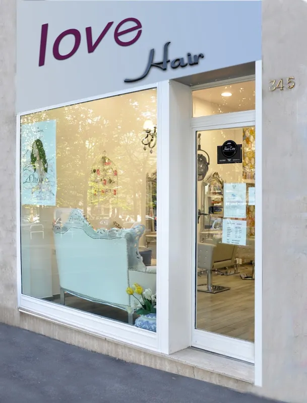 La vetrina di Love Hair in Viale Europa 345 con l'insegna